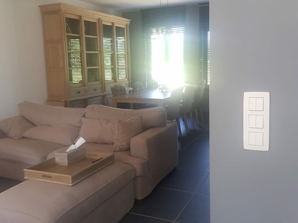 Afgewerkte schakelaars in een gerenoveerde woonkamer