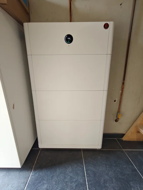 Witte Growatt-thuisbatterij naast een kast in een bijkeuken
