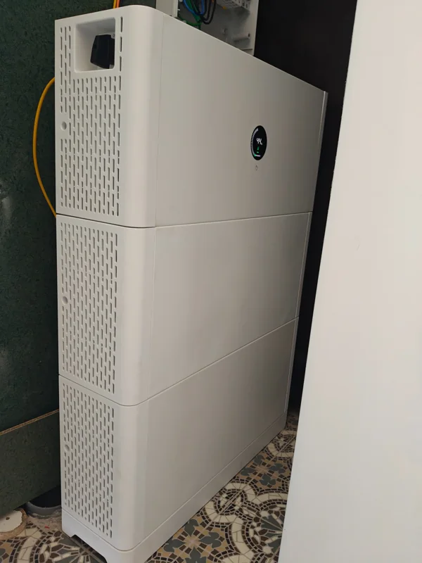 Zijaanzicht van een Growatt-thuisbatterij met gestapelde modules en ventilatieopeningen