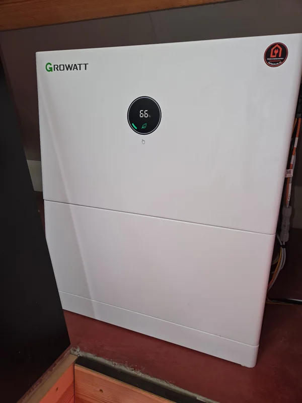 Growatt-thuisbatterij met statusdisplay en EWN-servicesticker
