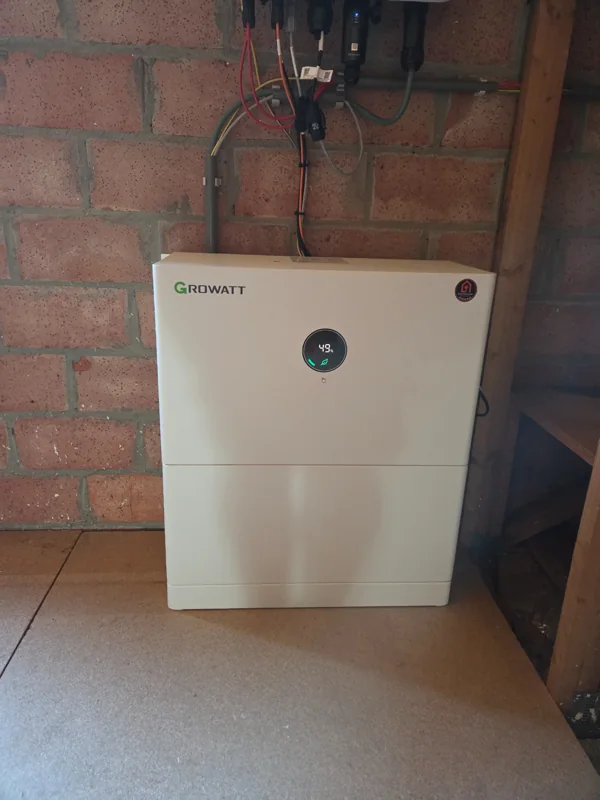 Growatt-thuisbatterij met rond statusdisplay op een tegelvloer in Putte