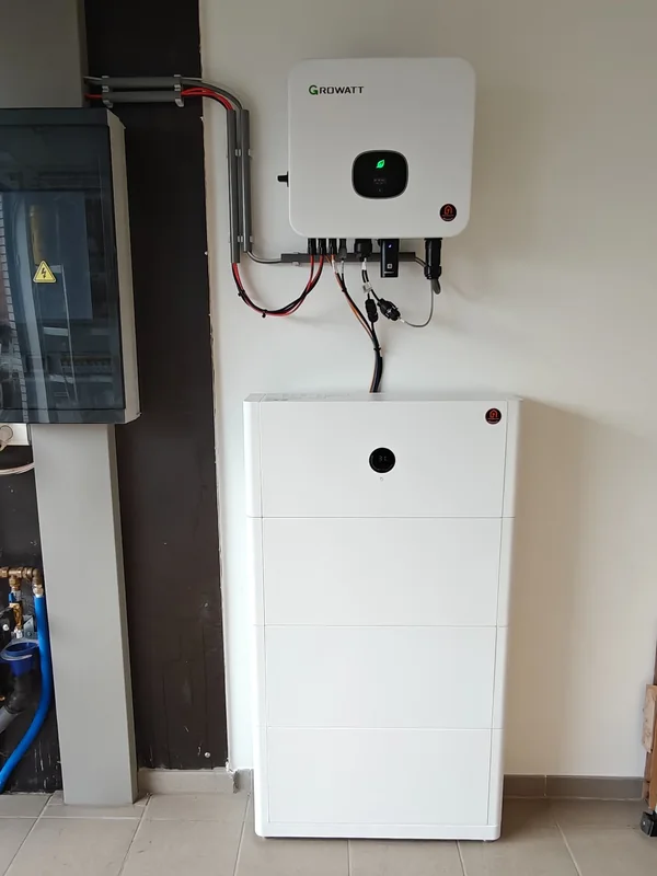 Door EWN geplaatste Growatt-omvormer boven een witte thuisbatterij naast het verdeelbord in Wiekenvorst