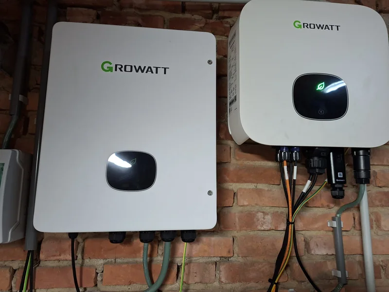 Door EWN geplaatste Growatt-PV-installatie met back-upbox aan een bakstenen muur in Sint-Katelijne-Waver