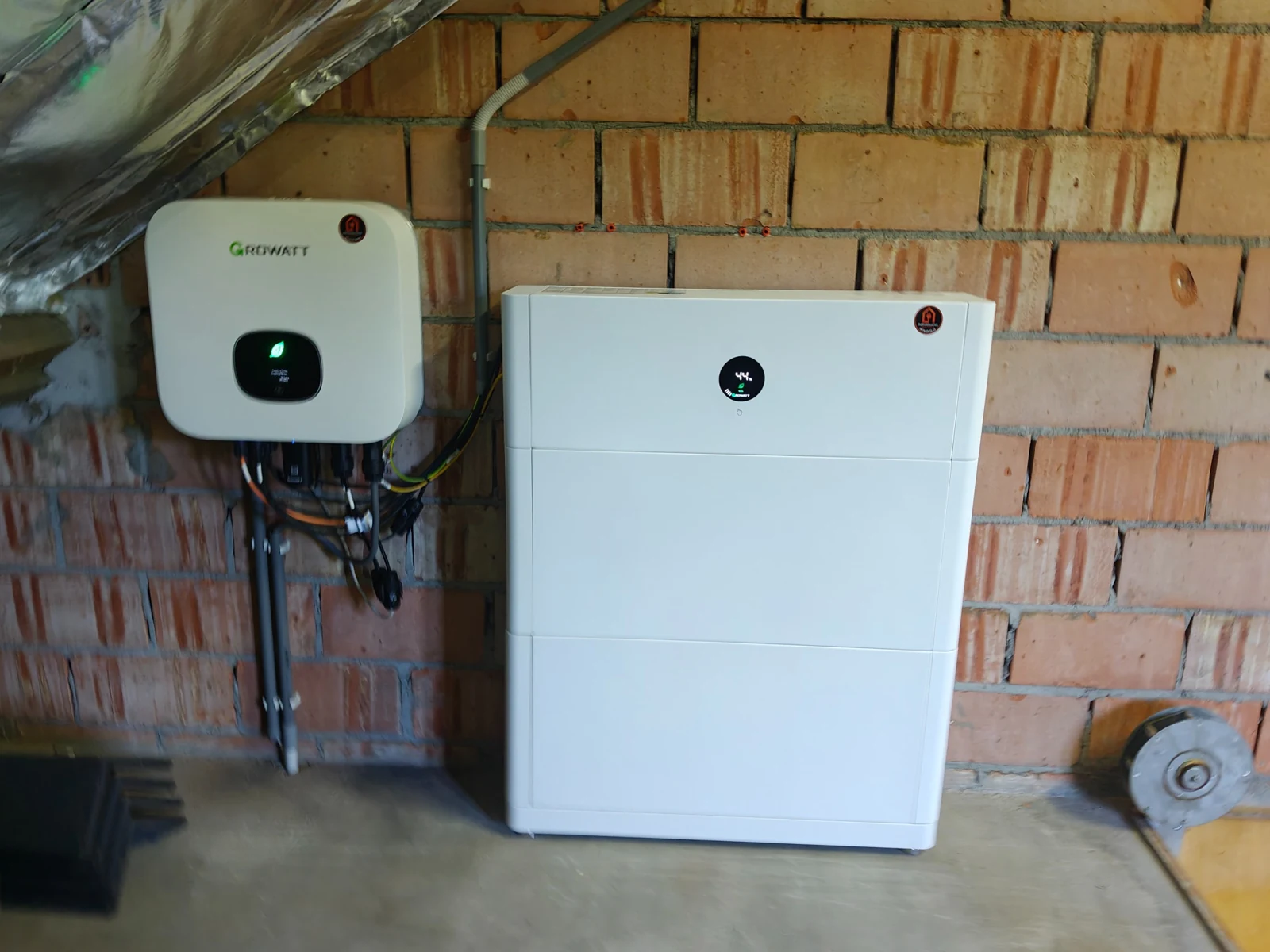 Door EWN geplaatste Growatt-omvormer en thuisbatterij onder een schuin dak in Hulshout