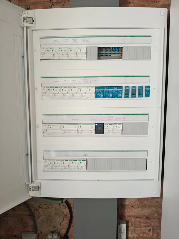 Schneider-verdeelbord met gelabelde kringen tijdens de afwerking van een elektrische installatie