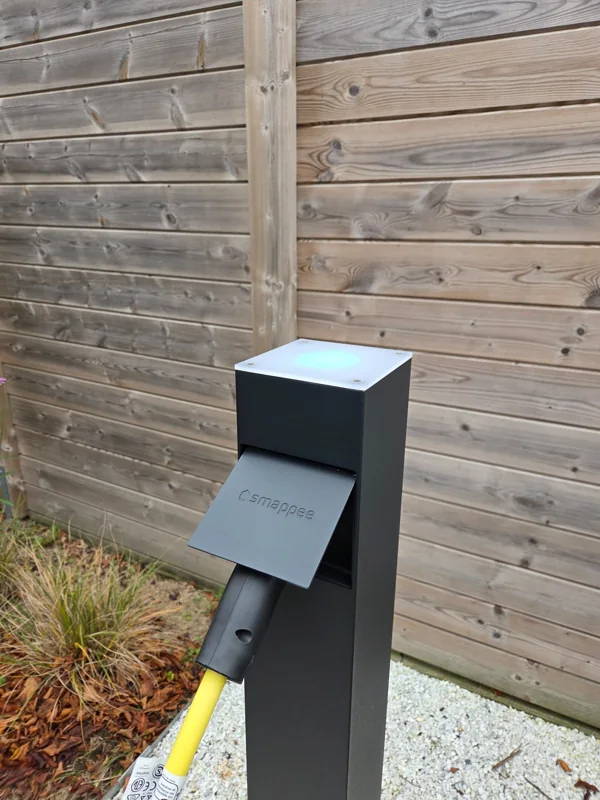 Detail van de door EWN geplaatste vrijstaande Smappee-laadpaal in Bevel met aangesloten laadkabel