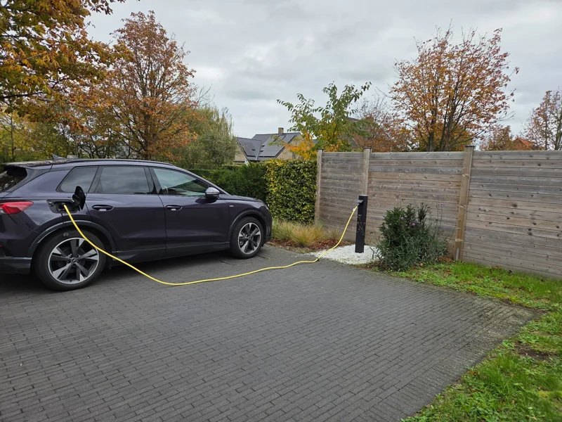Elektrische wagen aangesloten op een vrijstaand Smappee-laadpunt bij een oprit in Bevel