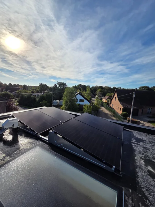 Bijkomende west-opstelling met zonnepanelen op een plat dak in Putte, geplaatst door EWN